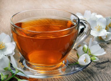 yeşil çay ile Yasemin ahşap bir masa üzerinde.