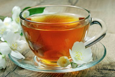 yeşil çay ile Yasemin ahşap bir masa üzerinde.