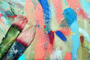 sanatçılar ve Fırçalar paleti. fırça darbeleri yakın çekim.