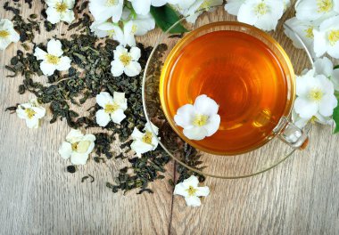 bir fincan yeşil çay Yasemin ile. yakın çekim