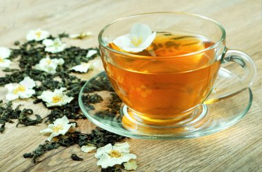 bir fincan yeşil çay Yasemin ile. yakın çekim