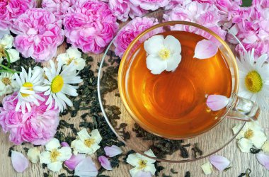 Yasemin, gül ve papatya çiçekleri ile yeşil çay 