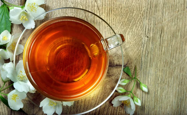 yeşil çay ile Yasemin ahşap bir masa üzerinde.