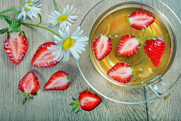 Vitamintee Eine Tasse Erdbeertee Auf Einem Holztisch — Stockfoto