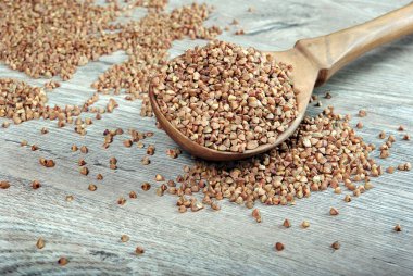 Tahta kaşık üzerinde buğday tohumu. yakın çekim.