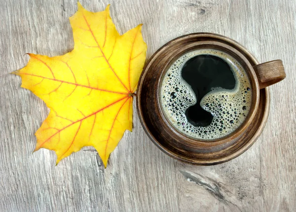 枫叶和一杯咖啡的黄秋叶 顶部视图 — 图库照片