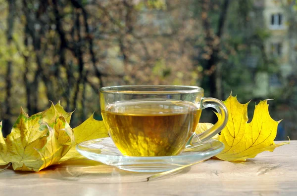 Tasse Tee Und Gelbe Blätter Auf Einem Holztisch Tasse Mit — Stockfoto