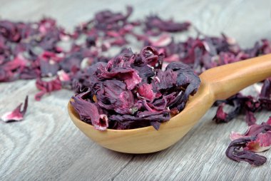 Hibiscus çayı. Tahta kaşıkta Hibiscus çayı. Soğuk algınlığı ve grip için vitamin çayı.