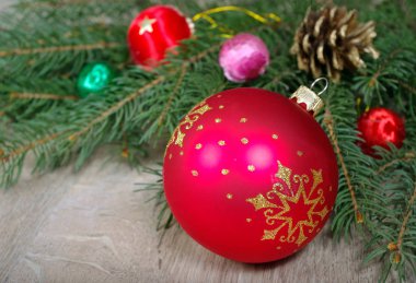 Yeni yıl arka plan. Yeni yıl top, Noel ağacı ve altın çam kozalakları ahşap bir masa üzerinde dalları.