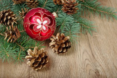 Yeni yıl arka plan. Yeni yıl top, Noel ağacı ve altın çam kozalakları ahşap bir masa üzerinde dalları.