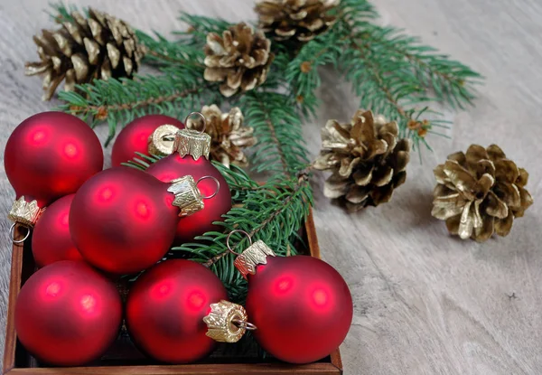 Rode Kerstballen Houten Tafel Spar Takken Kopieer Ruimten Christmas Wenskaart — Stockfoto