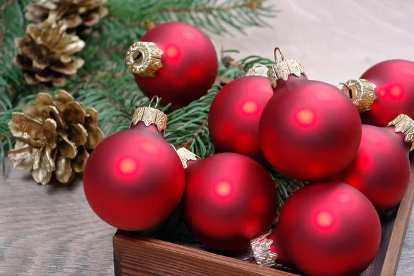 Rode Kerstballen Houten Tafel Spar Takken Kopie Ruimten — Stockfoto