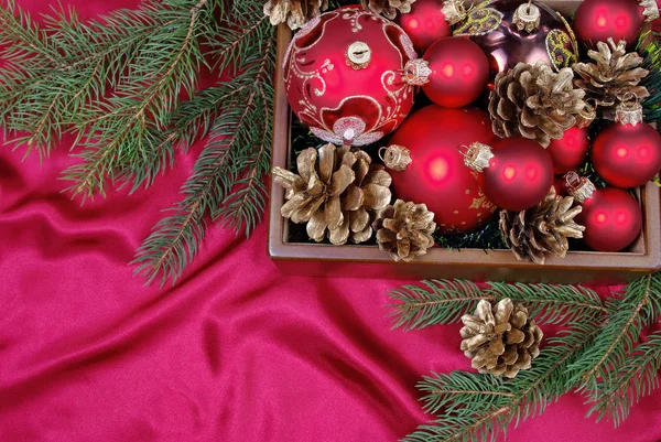 Weihnachtskugeln Einer Holzkiste Weihnachtlicher Hintergrund Leuchtend Rote Weihnachtskugeln Tannenzweige Und — Stockfoto