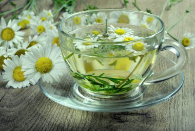 ahşap bir masa üzerinde papatya çayı fincan. bitkisel çay. vitaminler çay.