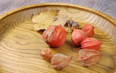 Mutfak eşyaları. Kahverengi ahşap plaka üzerinde bir rustik masa portre. 