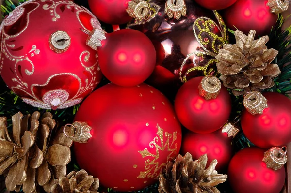 Kerstmis Achtergrond Heldere Rode Kerstballen Fir Takken Gouden Kegels Close — Stockfoto