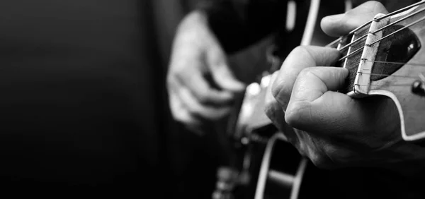 Gitarristhänder Och Gitarr Nära Håll Spela Elgitarr Kopiera Utrymmen Svart — Stockfoto