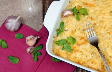 Ev yapımı lazanya parmesan peyniri ile. üstten görünüm