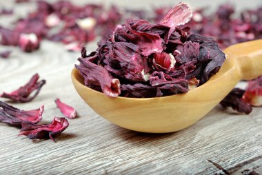 Hibiscus çayı. Hibiscus çayı, bir fincan taze çayın arka planında, tahta kaşıkta. Soğuk algınlığı ve grip için vitamin çayı.