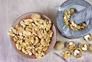 bir harç havaneli ile ceviz. ezilmiş fındık. üstten görünüm. 