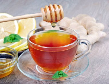 Bal, zencefil, limon ve ahşap masa üzerinde çay. soğuk algınlığı ve grip ilacı. yakın çekim.