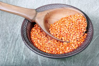 bir tahta kaşık kırmızı mercimek. yakın çekim. 