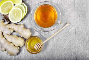 Bal, zencefil, limon ve ahşap masa üzerinde çay. soğuk algınlığı ve grip ilacı. yakın çekim.