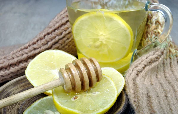 Tasse Tee Mit Zitrone Und Einem Warmen Schal Vitamintee Erkältungs — Stockfoto