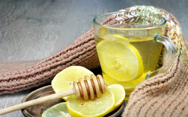 Tasse Tee Mit Zitrone Und Einem Warmen Schal Vitamintee Erkältungs — Stockfoto