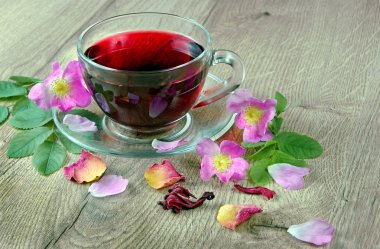 Ebegümeci çayı ahşap bir masa üzerinde bir cam fincan. Vitamini çay soğuk algınlığı ve grip için.