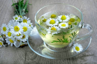 ahşap bir masa üzerinde papatya çayı fincan. bitkisel çay. vitaminler çay.