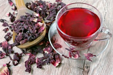 Ebegümeci çayı. Hibvitamin çay taze çay bir arka plan üzerinde bir tahta kaşık çay soğuk ve flu.iscus için. 