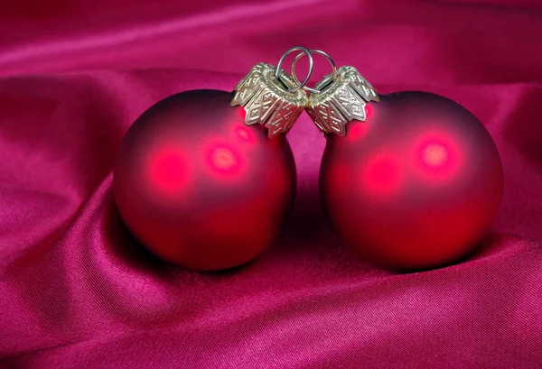 Bolas Natal Vermelho Fundo Seda Vermelha Decorações Natal — Fotografia de Stock