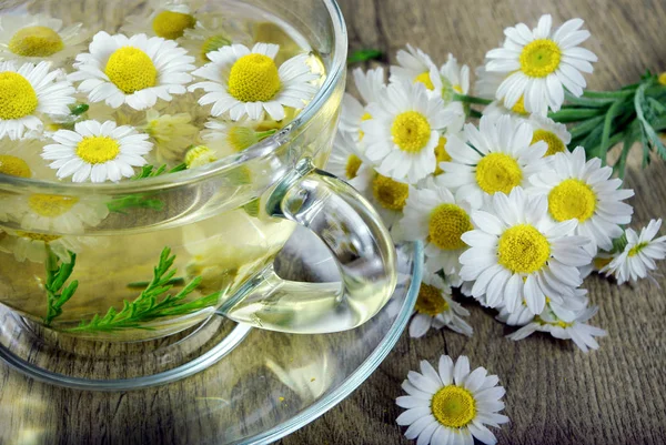 Taza Manzanilla Una Mesa Madera Hierbas Vitaminas — Foto de Stock