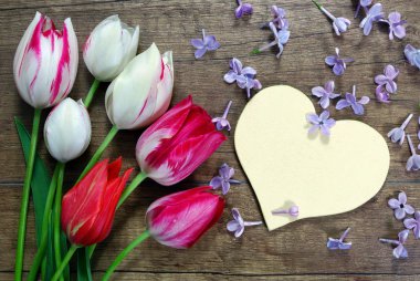 sevgi ve lale ahşap arka plan üzerinde kalp sembolü. St. Valentine's Day. Anneler günü. kopya alanlarda. 