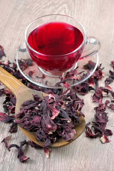 Hibiscus çayı. Hibiscus çayı, bir fincan taze çayın arka planında, tahta kaşıkta. Soğuk algınlığı ve grip için vitamin çayı.