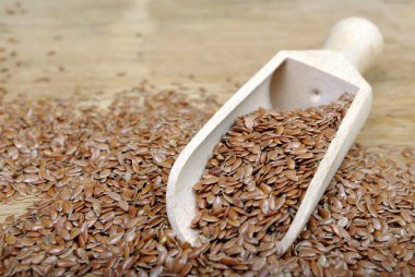 Tahta kaşık keten tohumu. yakın çekim