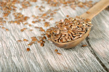 Ham keten bir tahta kaşık yakın çekim içinde tohumları. 