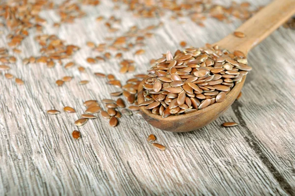 Ham keten bir tahta kaşık yakın çekim içinde tohumları. 