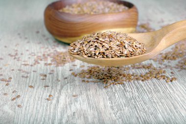 Ham keten bir tahta kaşık yakın çekim içinde tohumları. 