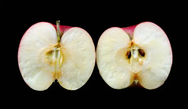 Apple Siyah Arka Plan Üzerine Izole Kesmek Bir Elma Yakın — Stok fotoğraf