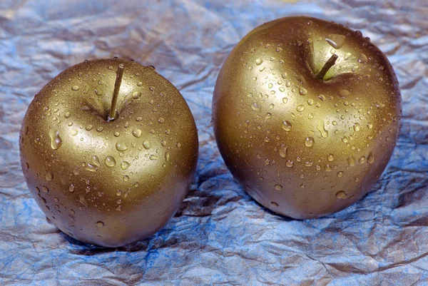 Golden Apple Çiy Ile Mavi Bir Arka Plan Üzerinde Bırakır — Stok fotoğraf