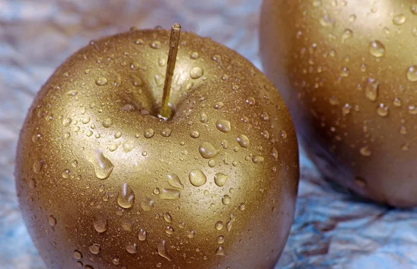 Golden Apple Çiy Ile Mavi Bir Arka Plan Üzerinde Bırakır — Stok fotoğraf