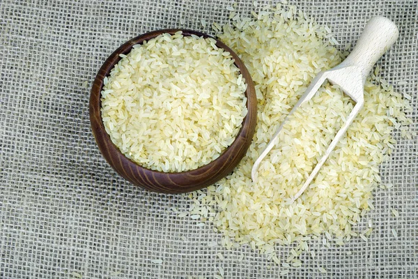 Sereal Nasi Dalam Sekop Kayu Dan Mangkuk Atas Kain Karung — Stok Foto