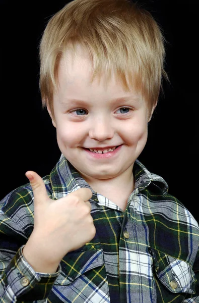 Uśmiechnięte Dziecko Kciuki Górę Znak Śmiejąc Się Chłopczyk Pokazuje Jak — Zdjęcie stockowe