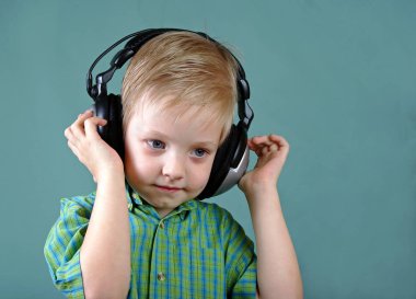 küçük çocuk kulaklıklar müzik dinleme.