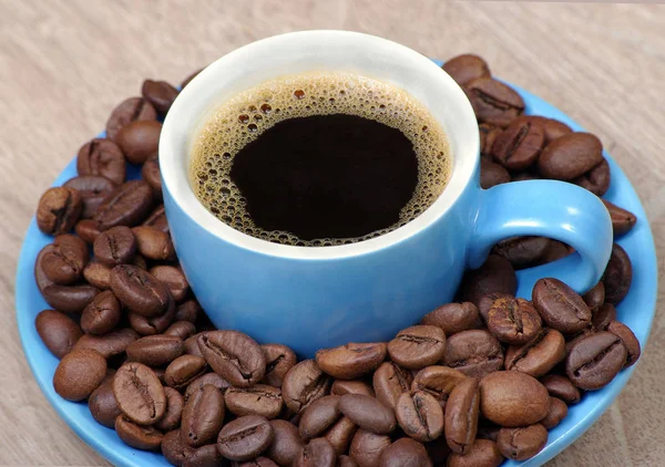Kávé Egy Kék Csésze Egy Fából Készült Asztal Közelről — Stock Fotó