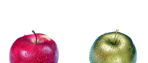 两个苹果 红色和金色的苹果在水滴隔离在白色 — 图库照片