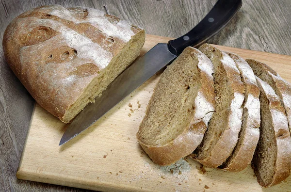 Lices Žitného Chleba Dřevěném Prkénku — Stock fotografie