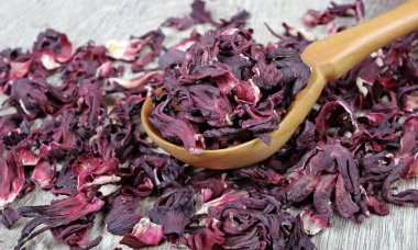 Hibiscus çayı. Tahta kaşıkta Hibiscus çayı. Soğuk algınlığı ve grip için vitamin çayı.